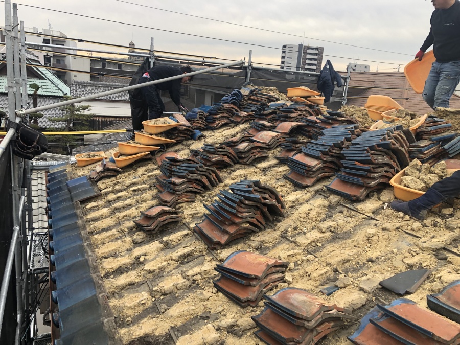 釉薬瓦捲り作業