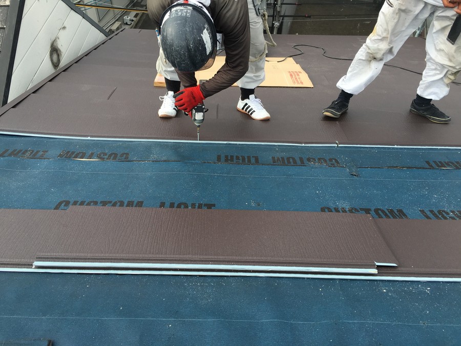 スーパーガルテクトを施工中