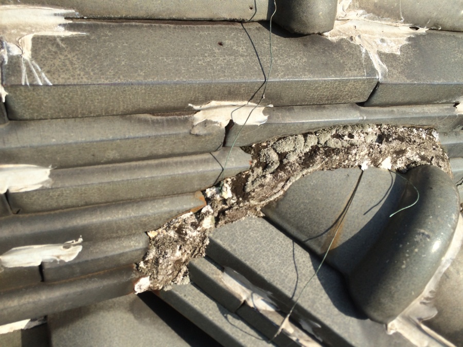 劣化した屋根と漆喰