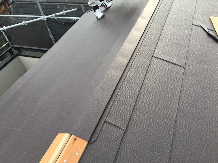棟板金の施工中