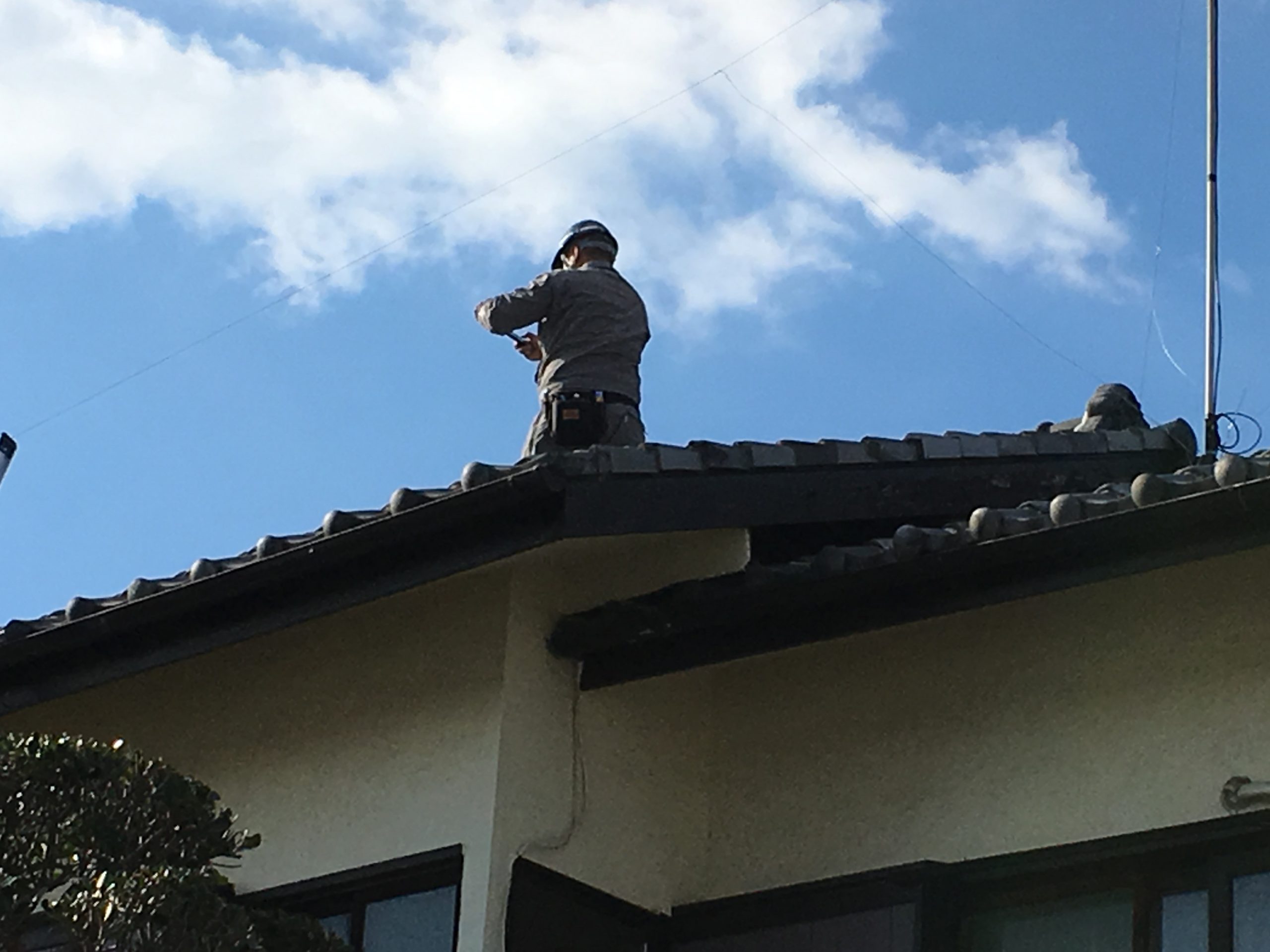 屋根にのぼって雨漏り調査続行