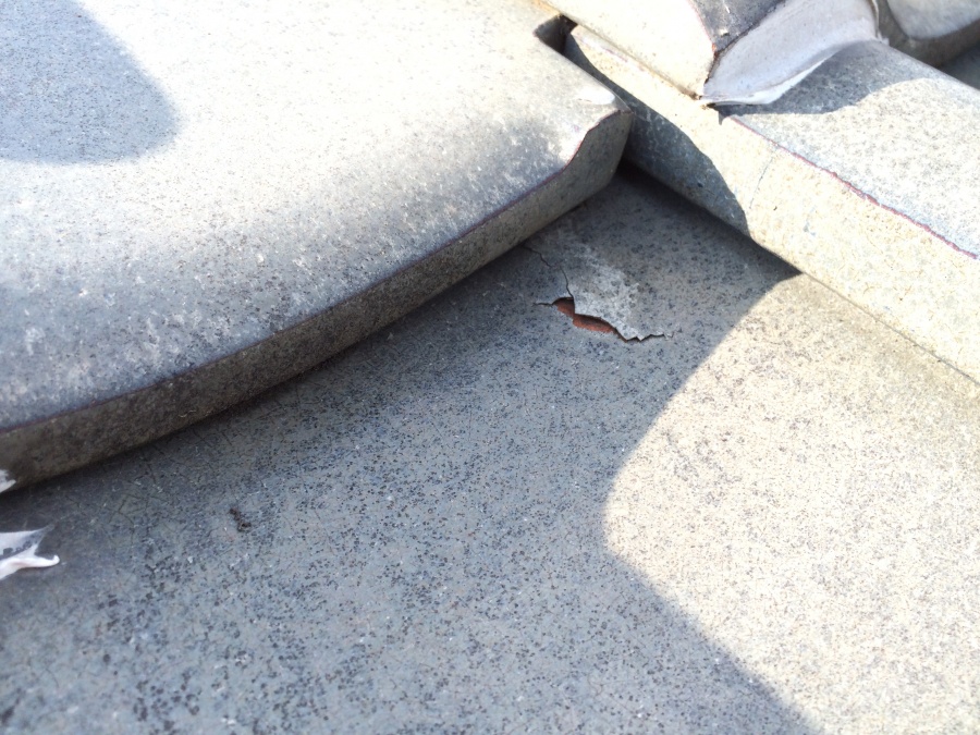 劣化した屋根と漆喰