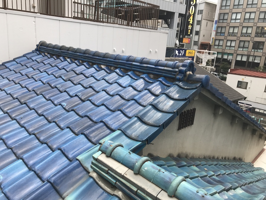 割れ欠け破損の見られる青い瓦屋根の現場