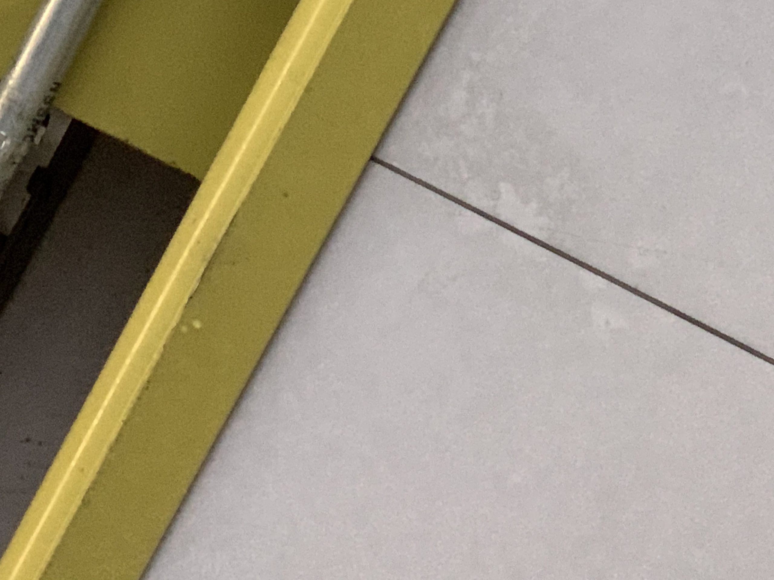 工場天井から雨水が垂れている