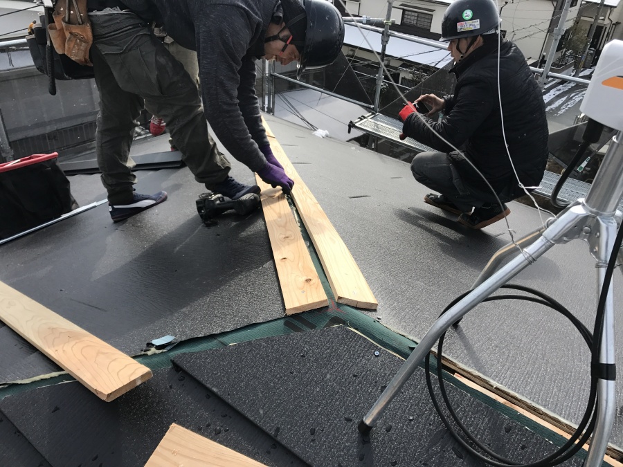 棟に新しい木材をつける