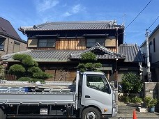足場撤去後の一軒家
