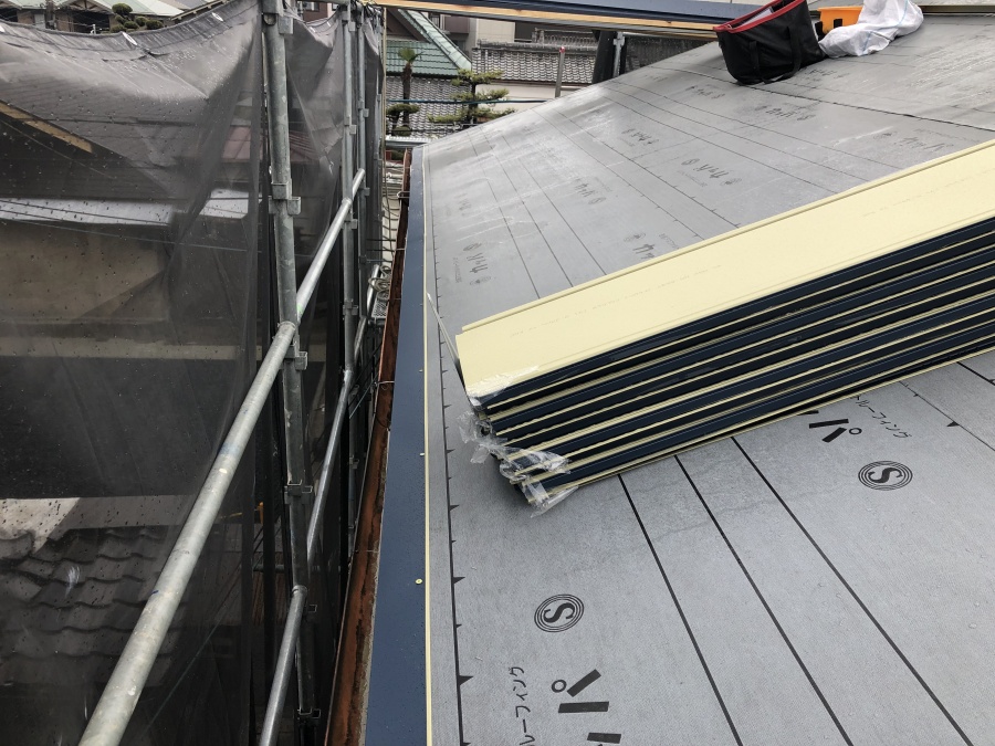 ガルバリウム鋼板による葺き替え工事中