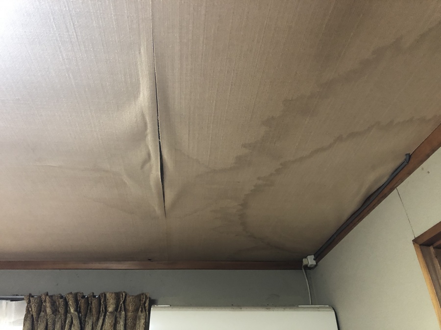 雨漏りによりたわんだ天井のクロス
