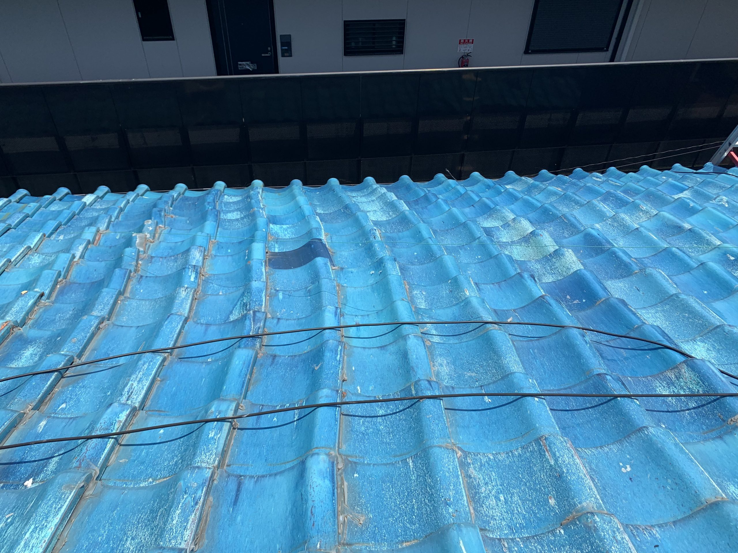 波打ったように歪んだ瓦屋根