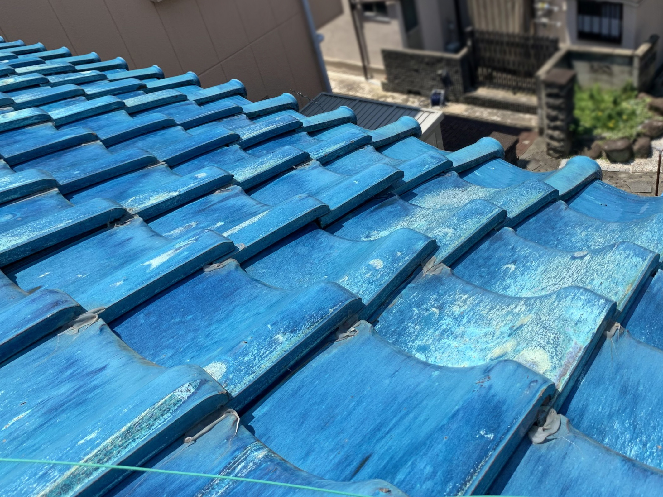 不安定になっている瓦屋根