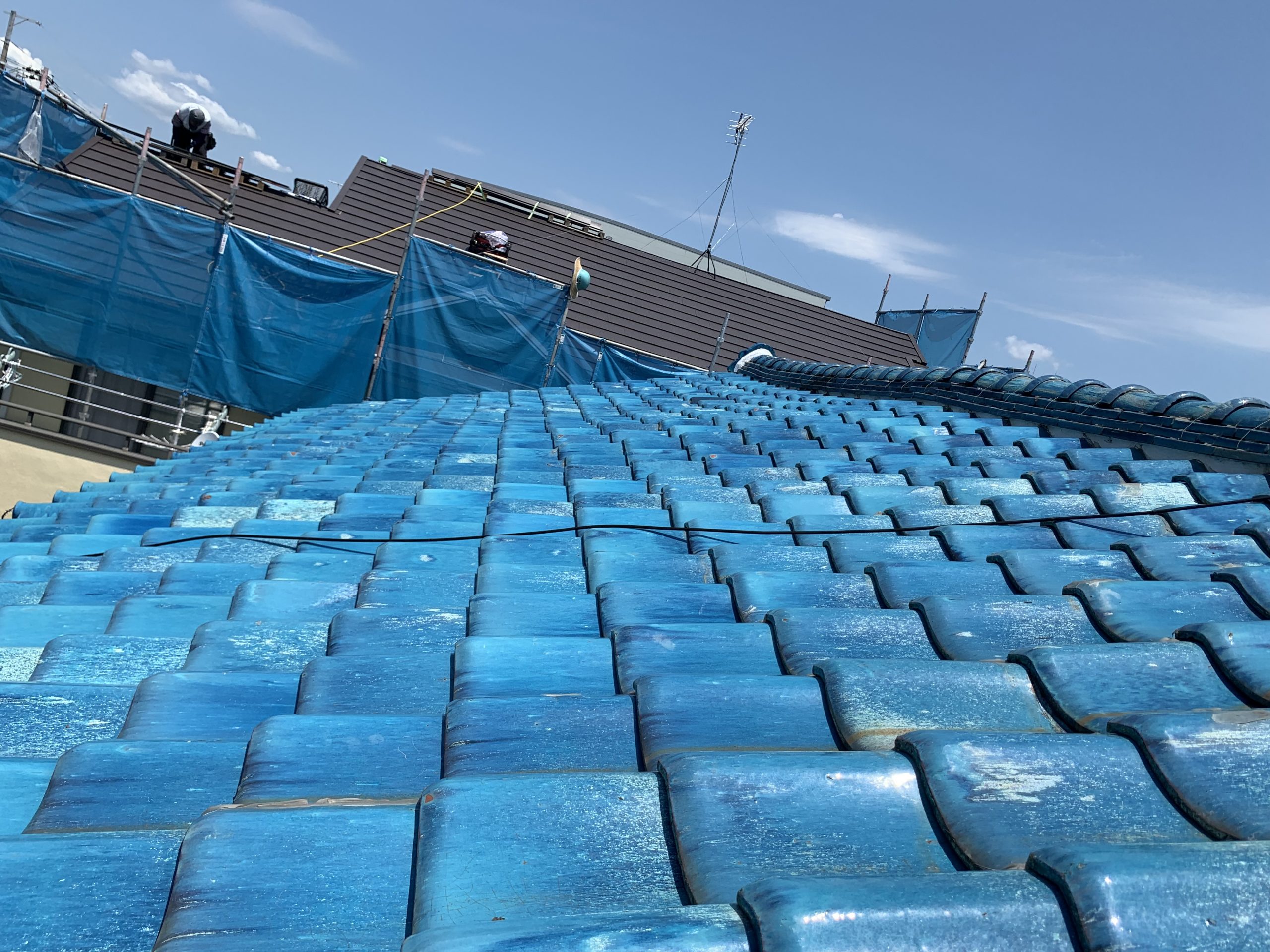 ズレた瓦には隙間が生じている