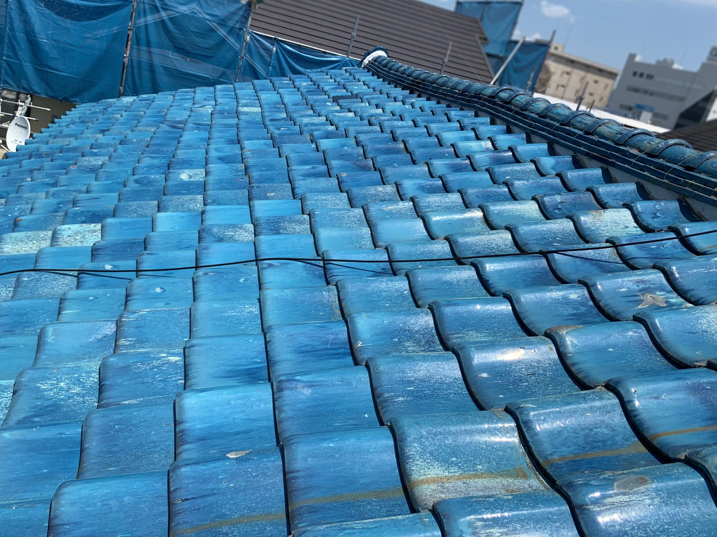 瓦屋根に生じた大きなズレ