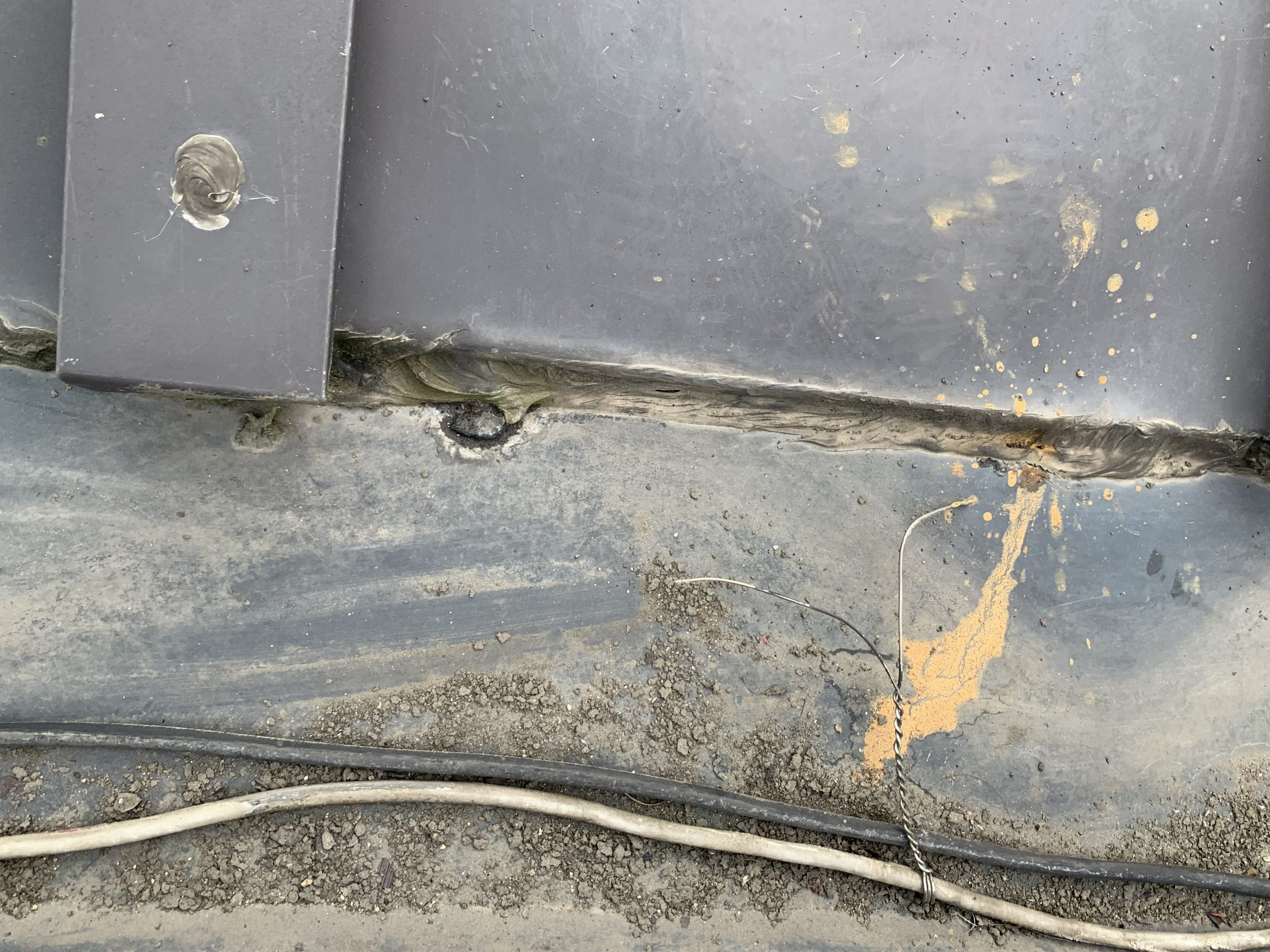 谷樋まわりのコーキングの切れ