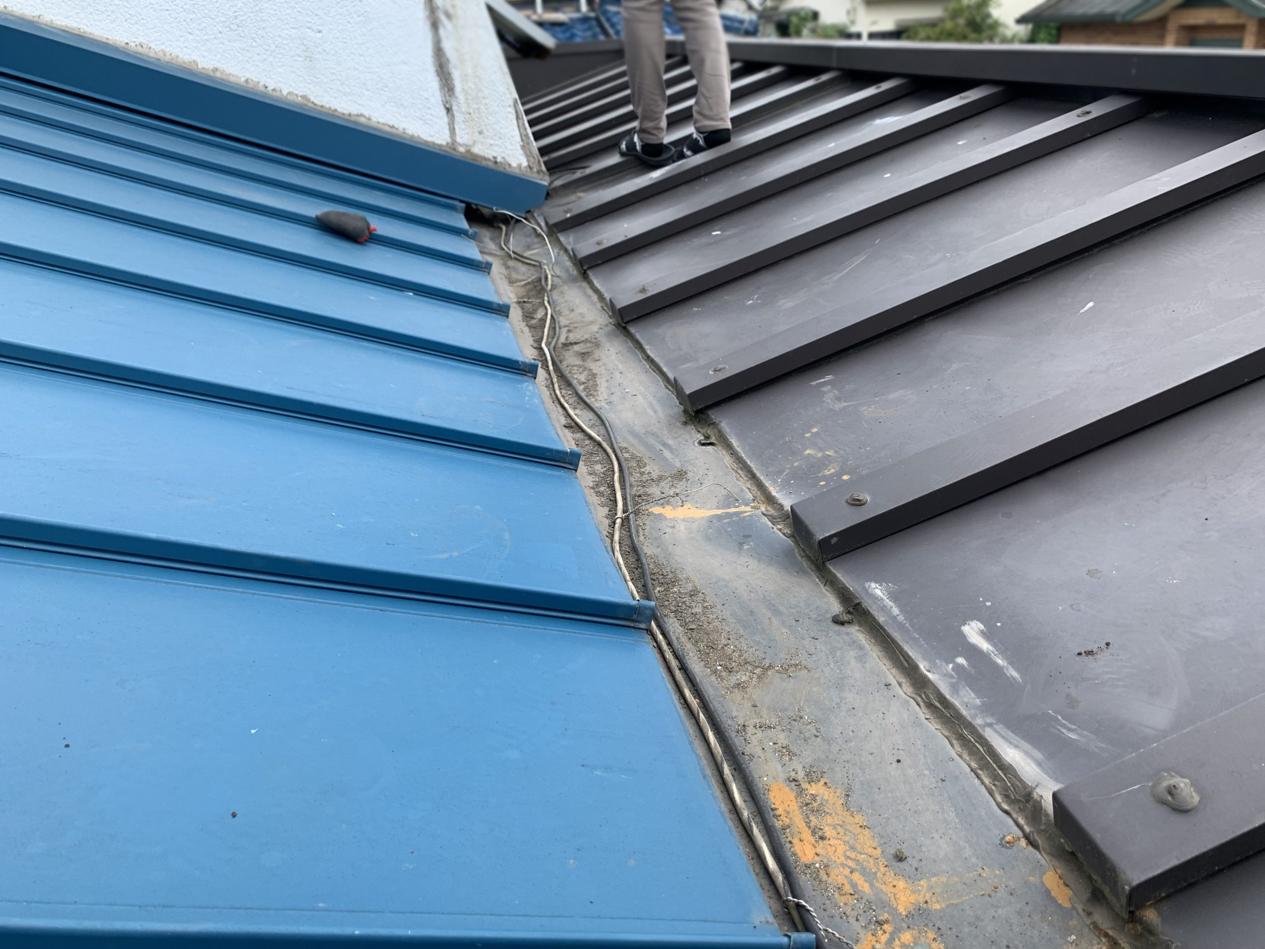 屋根と屋根の間に設置された谷板金