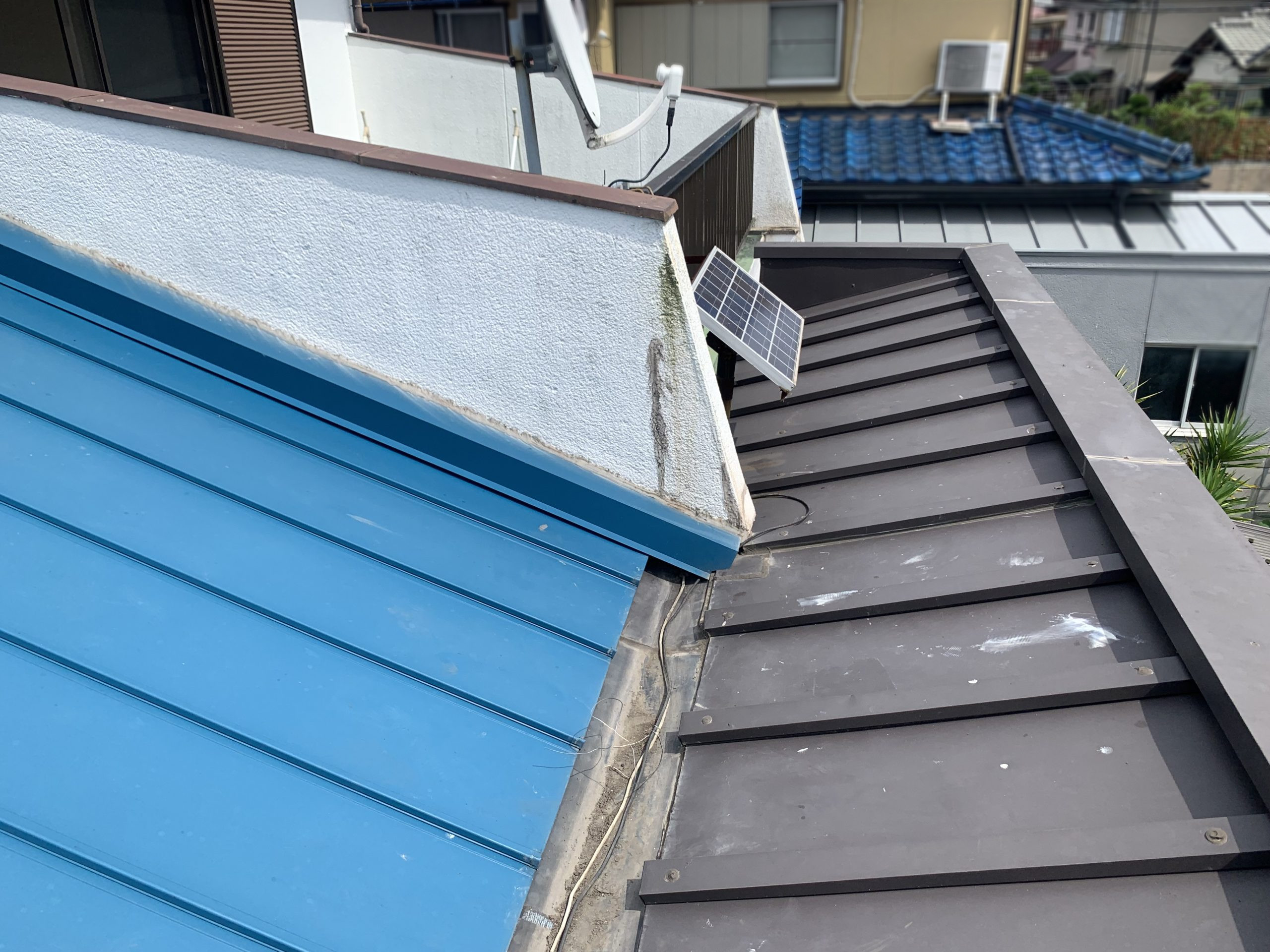 雨漏り箇所の真上は屋根と屋根の間