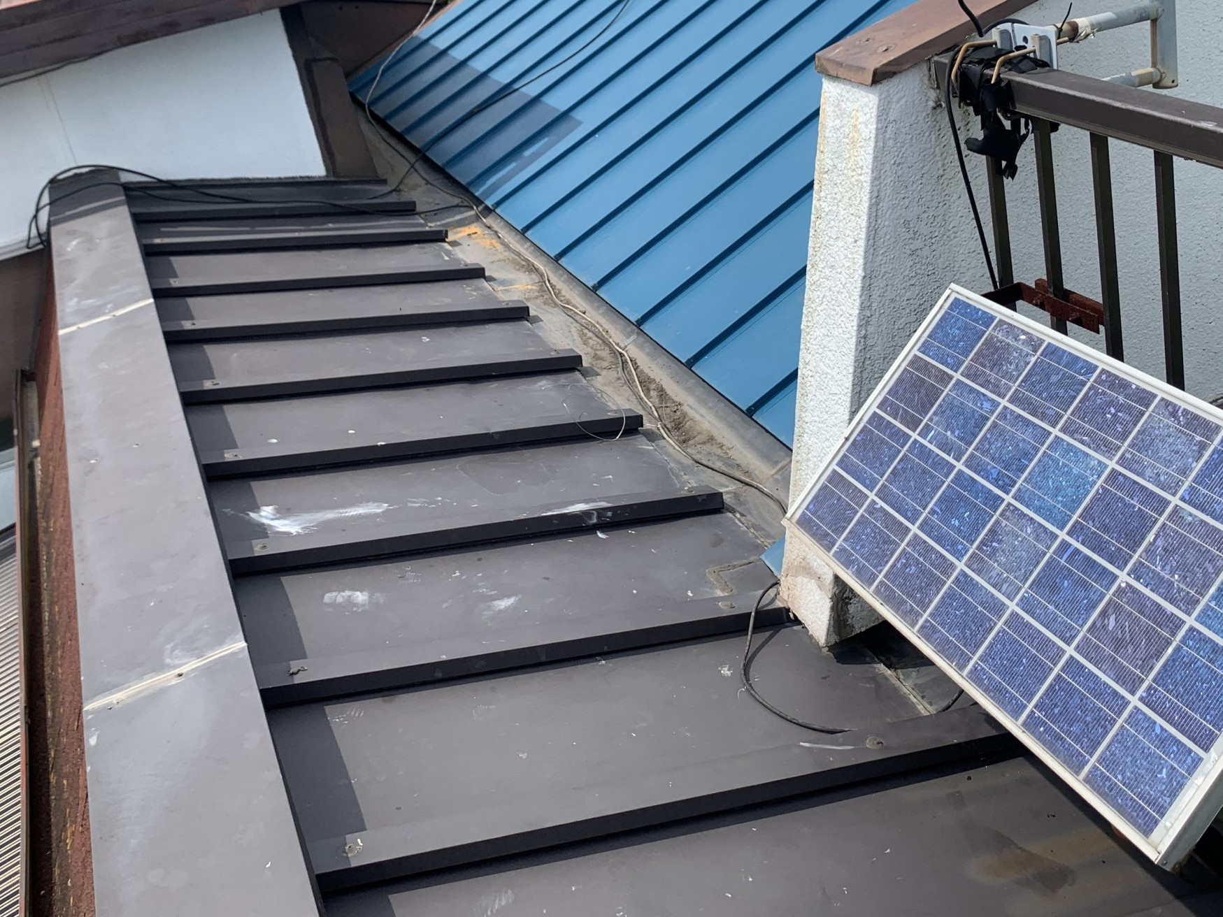 立平屋根と瓦棒屋根の境目
