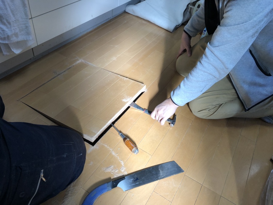 雨漏り点検　リビング床解体