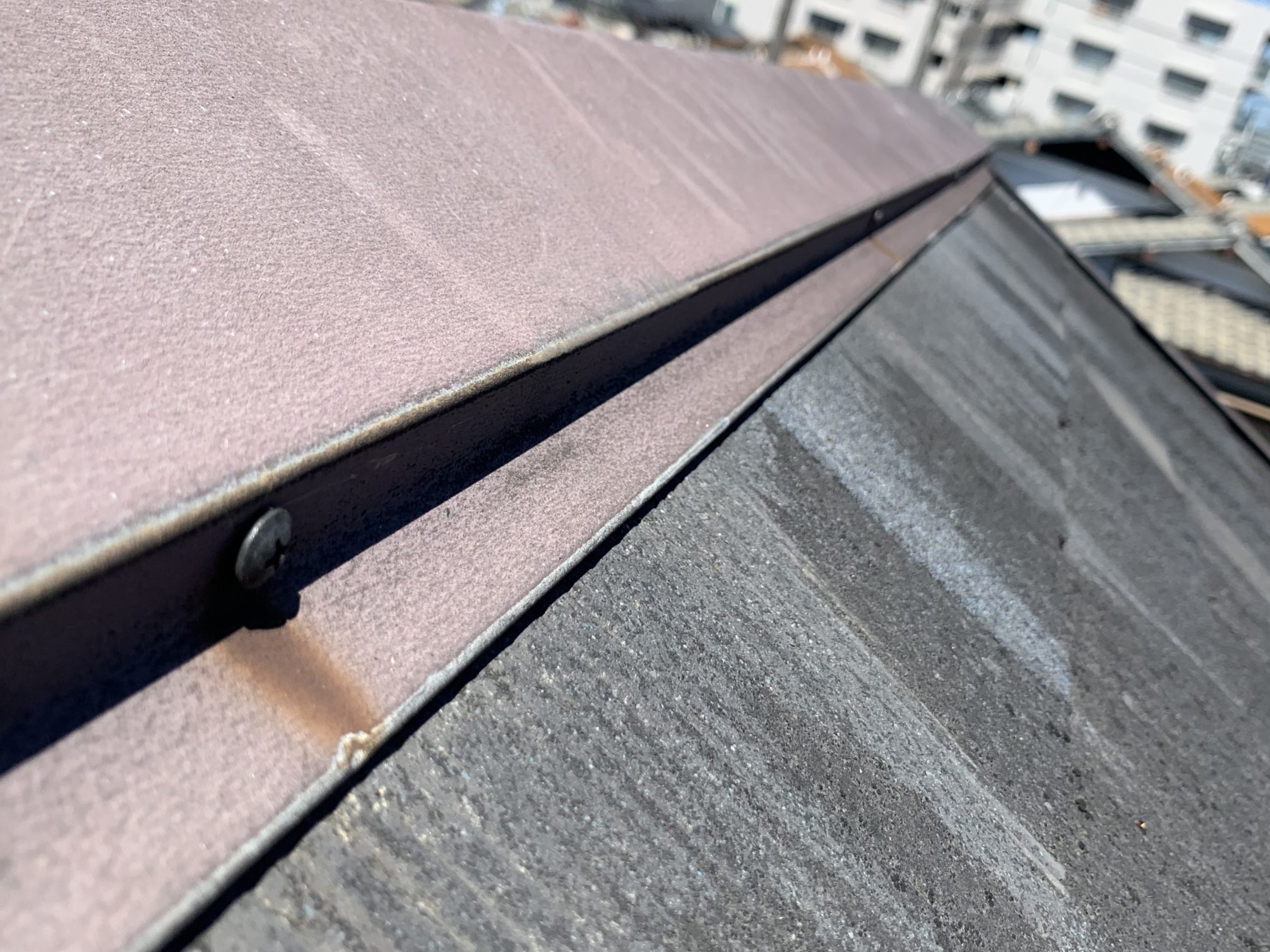 しっかりとビス固定された棟板金