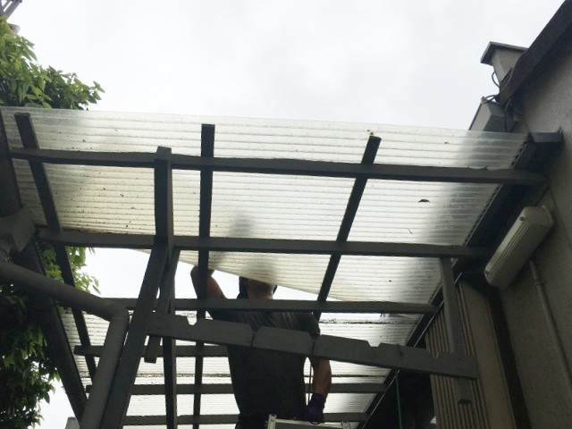 テラス屋根の解体中