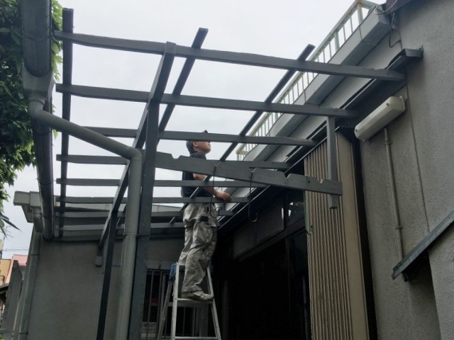 テラス屋根の骨組み