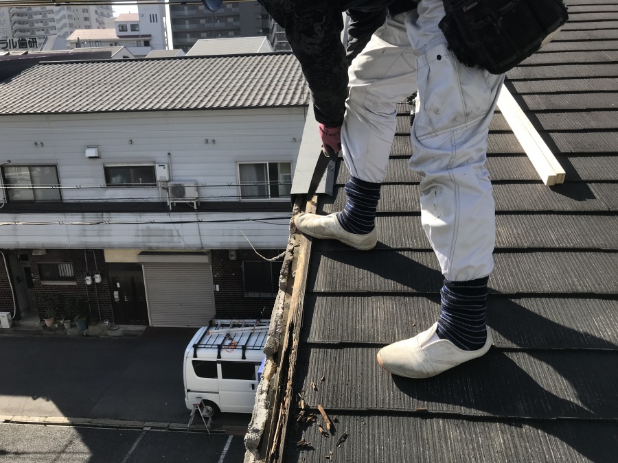 古いケラバ板材の撤去