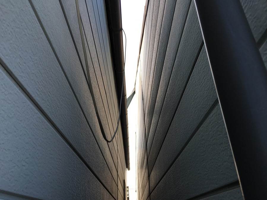 狭小住宅どうしの隙間