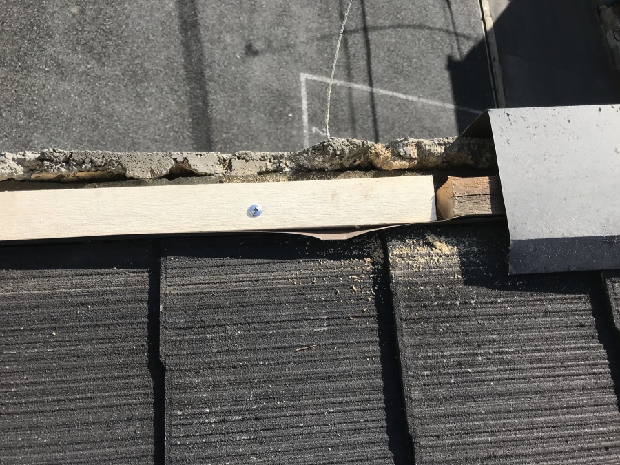 新しいケラバ板材取り付け