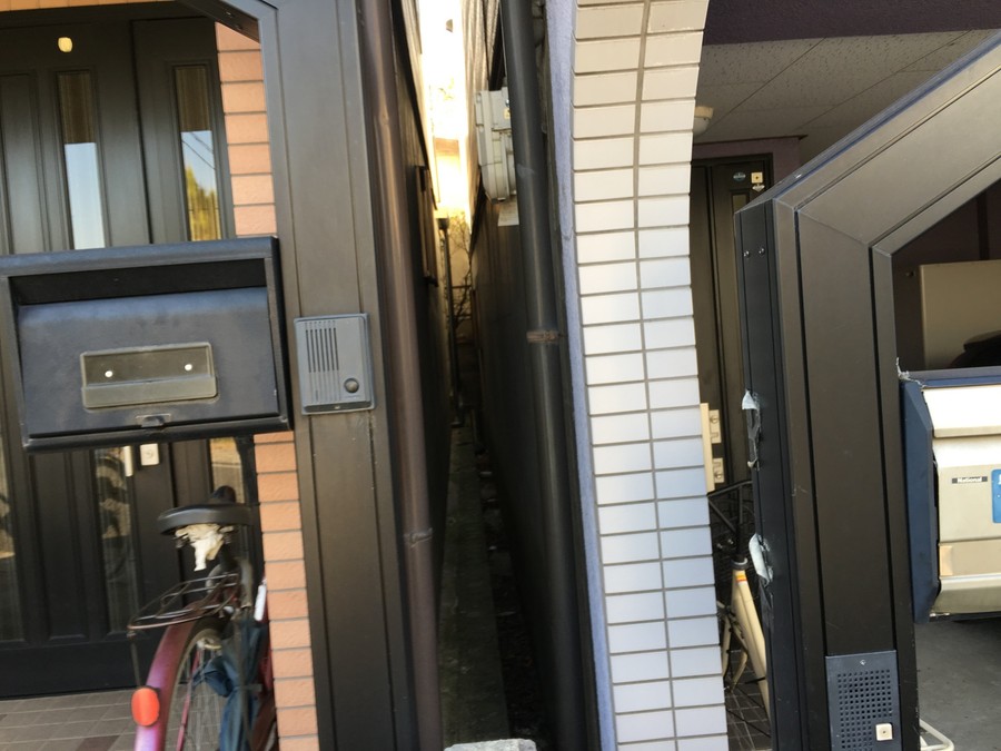 狭小住宅どうしの隙間