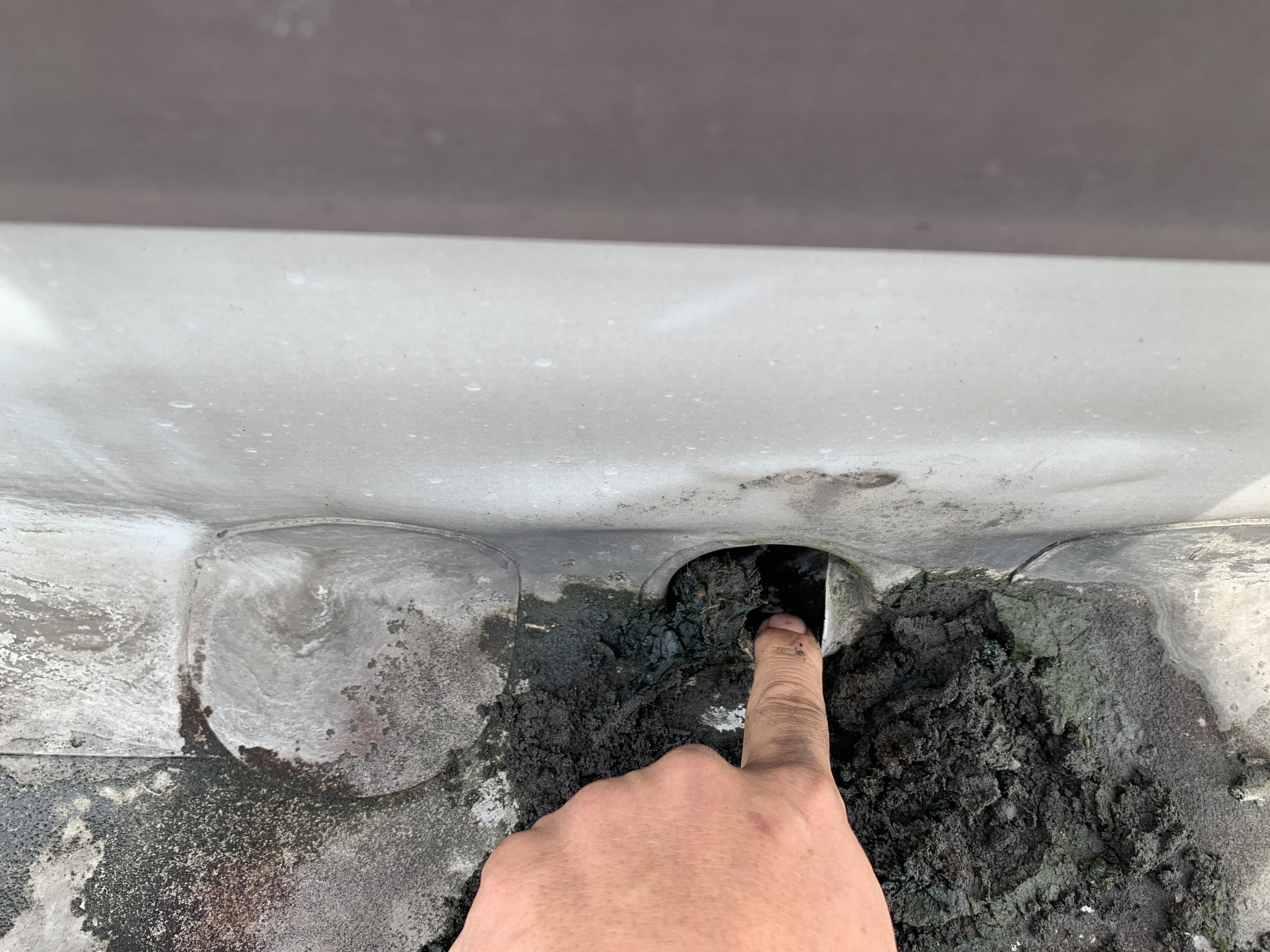 ドレンを点検中