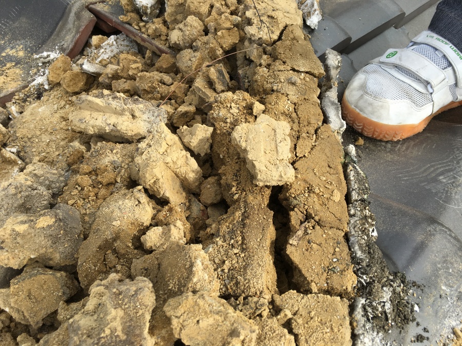 防水機能が低下している湿った葺き土