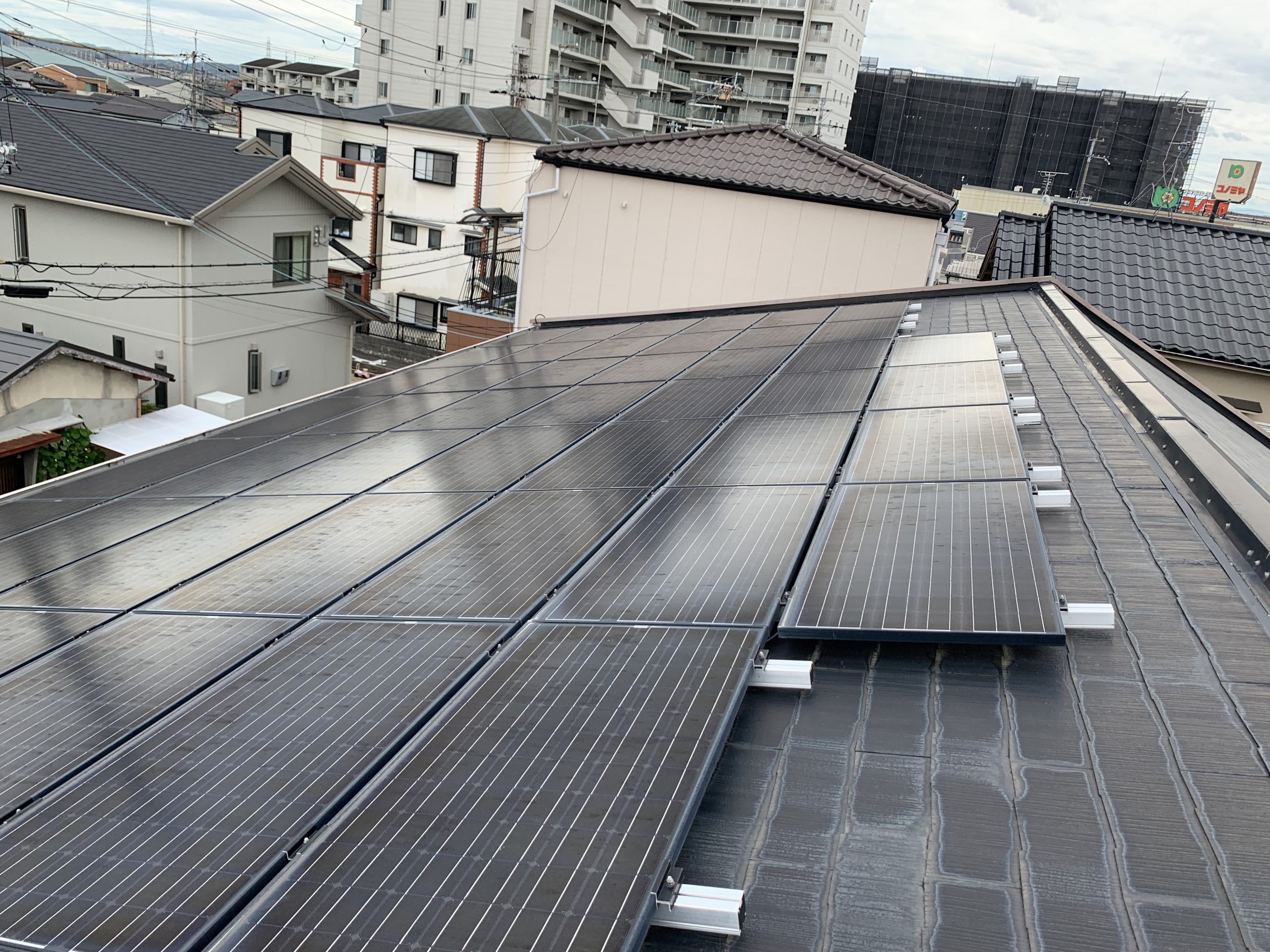 屋根に固定された太陽光パネル