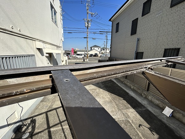 サイクルポートの変形した屋根下地