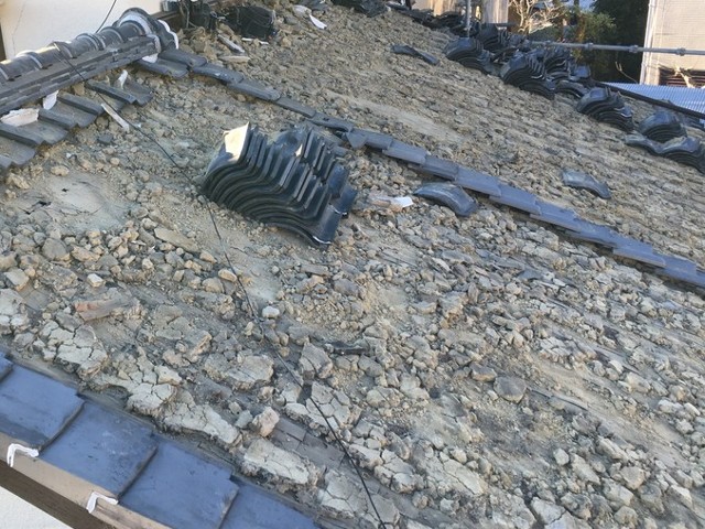 解体中の瓦屋根