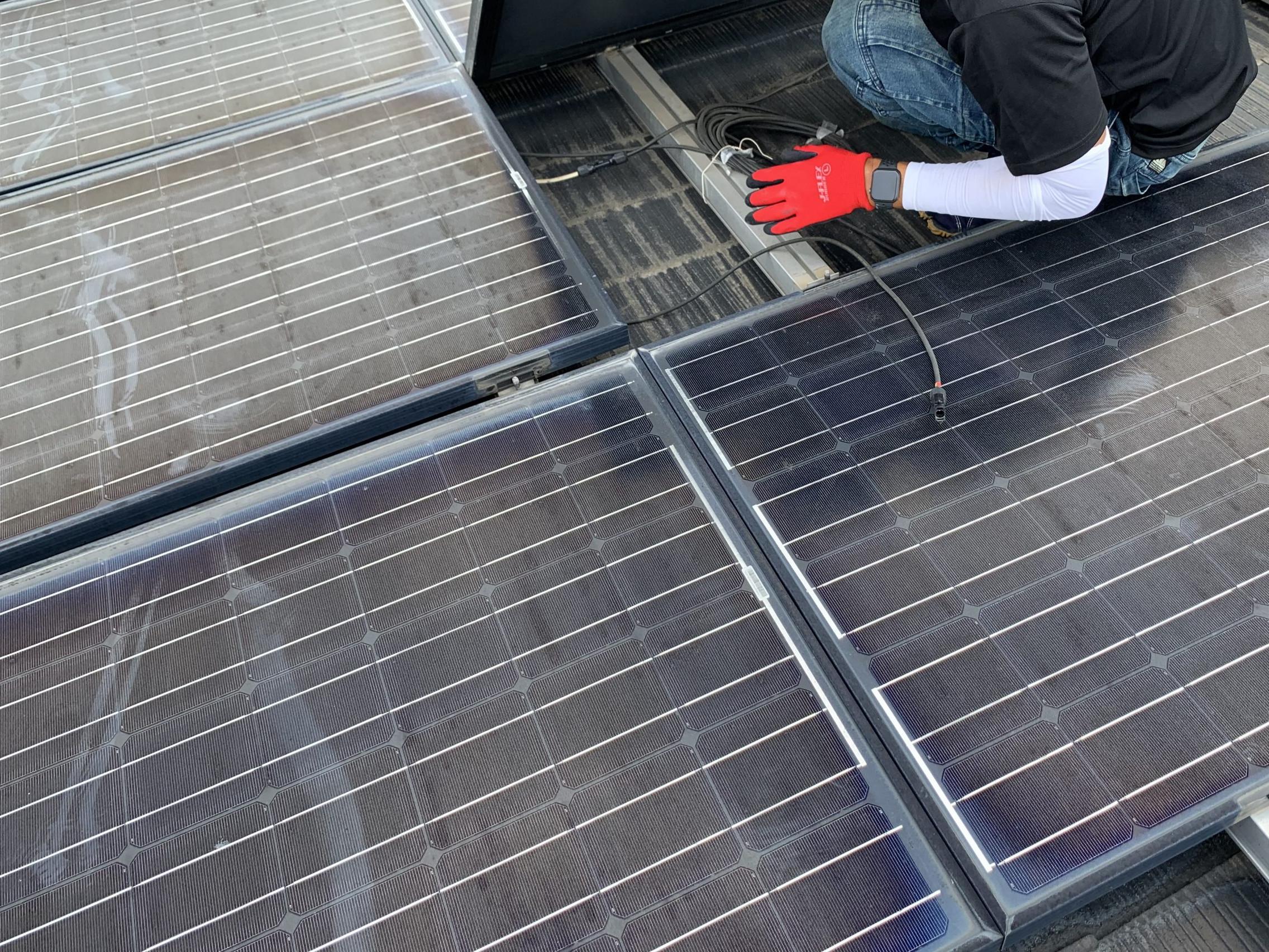 雨漏り修理のため、屋根のパネルを一旦撤去