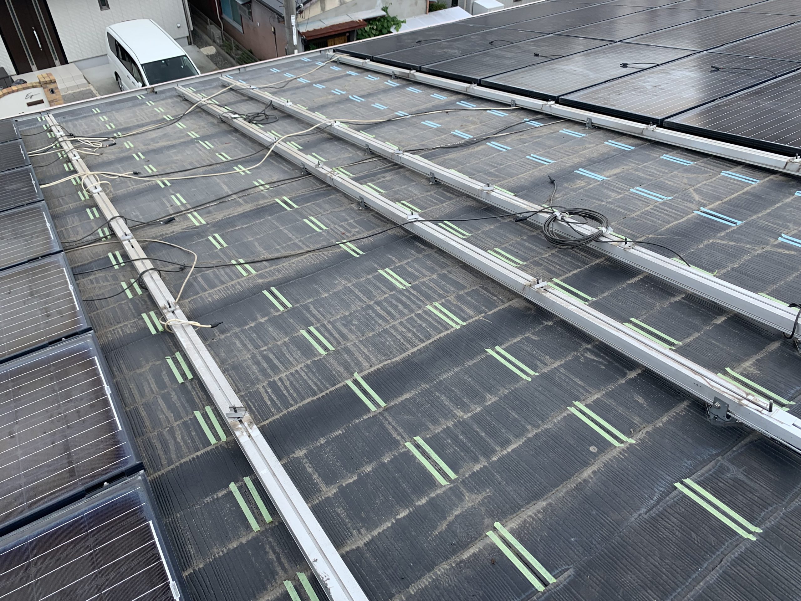 屋根の太陽光パネルを撤去中