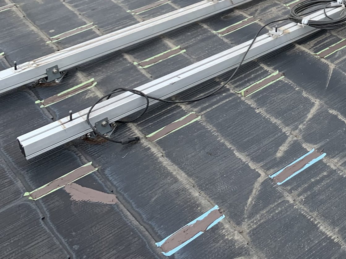 屋根のひび割れもコーキング