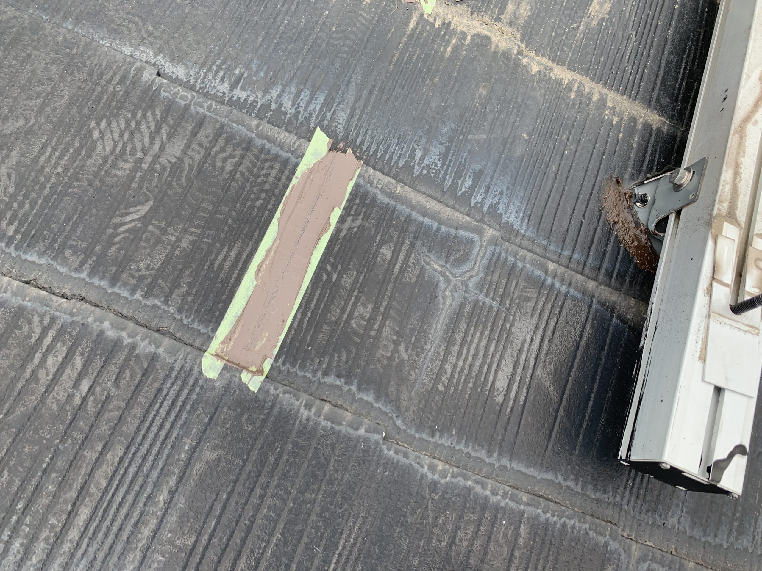 スレートの継ぎ目に施工したコーキング