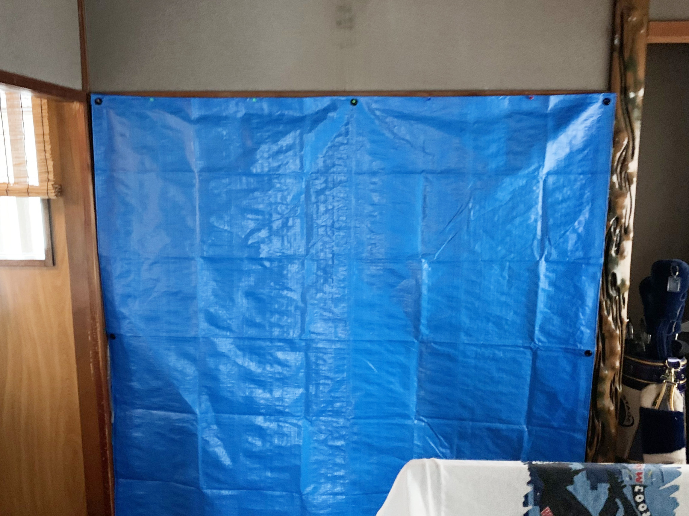 雨漏り対策として室内に張られたブルーシート