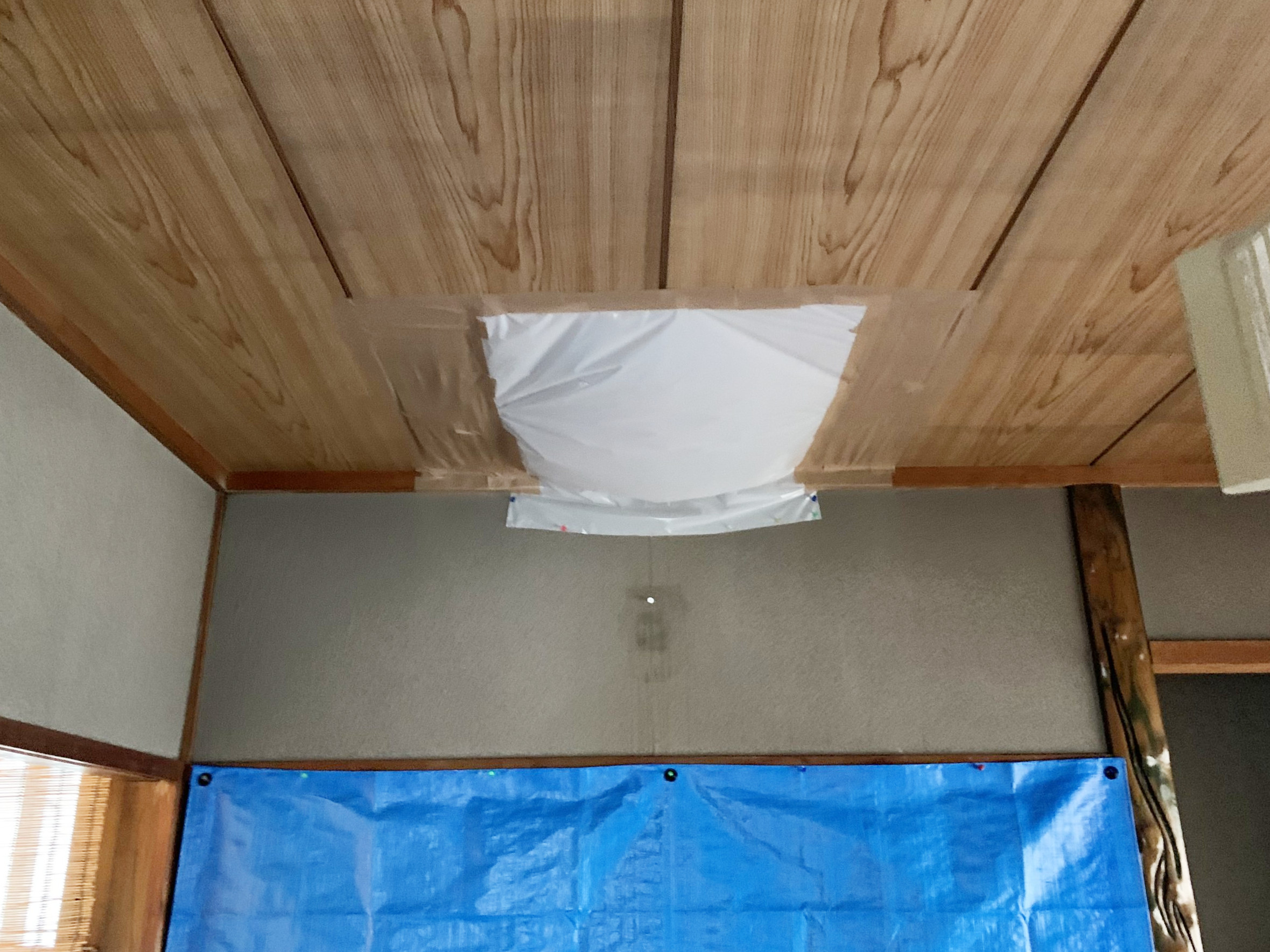 雨漏りの応急処置がなされた室内