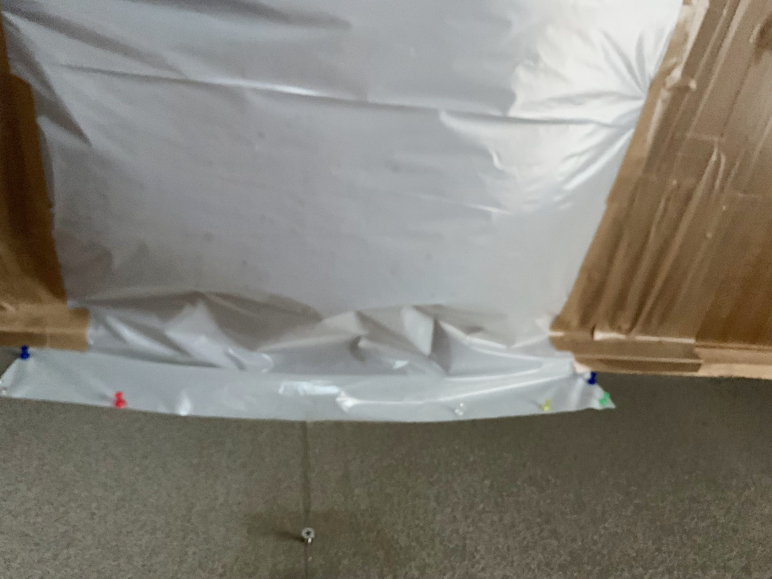 雨水を防ぐために天井に張られたビニールシート