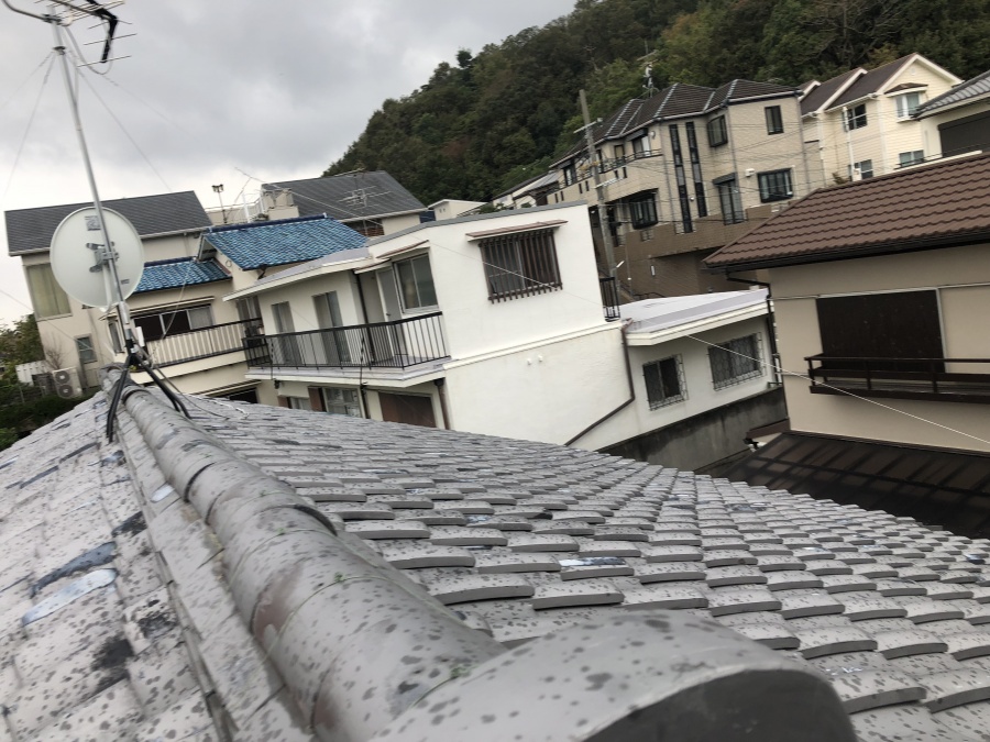 台風による大棟のゆがみ