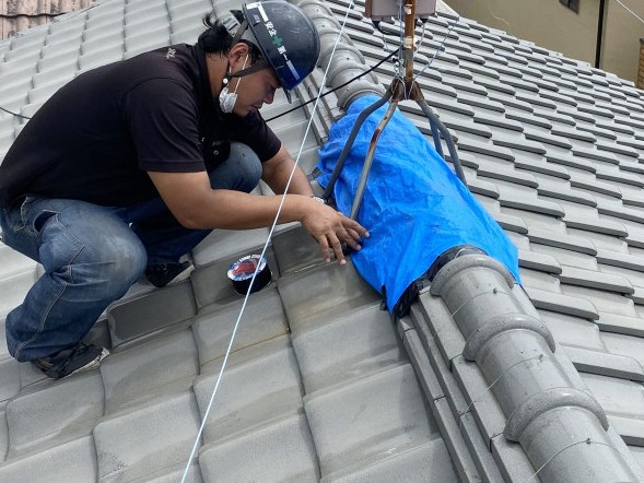 瓦屋根の応急処置中
