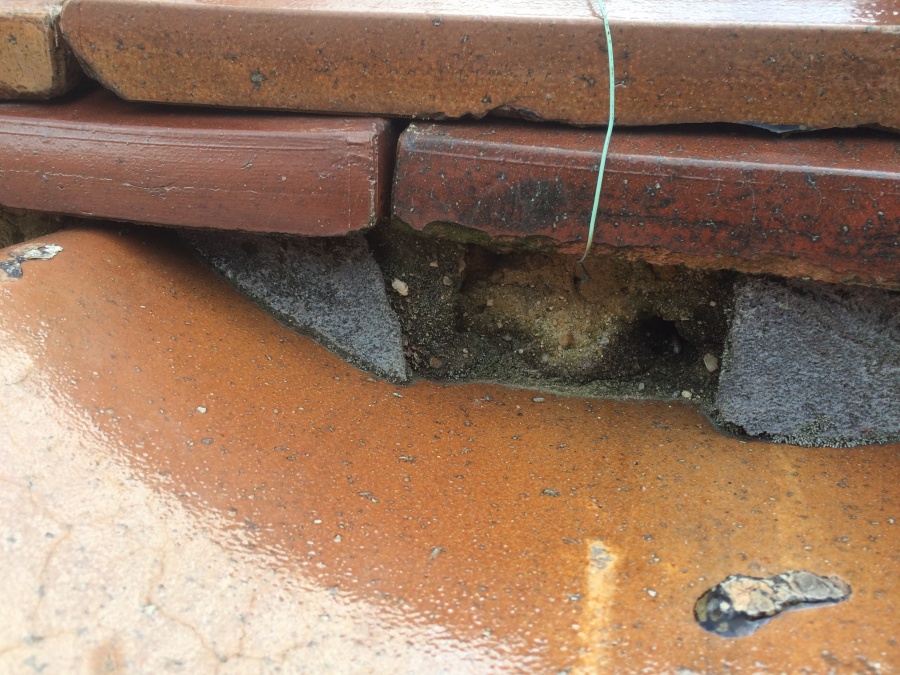 釉薬瓦葺き面戸の漆喰の剥がれ