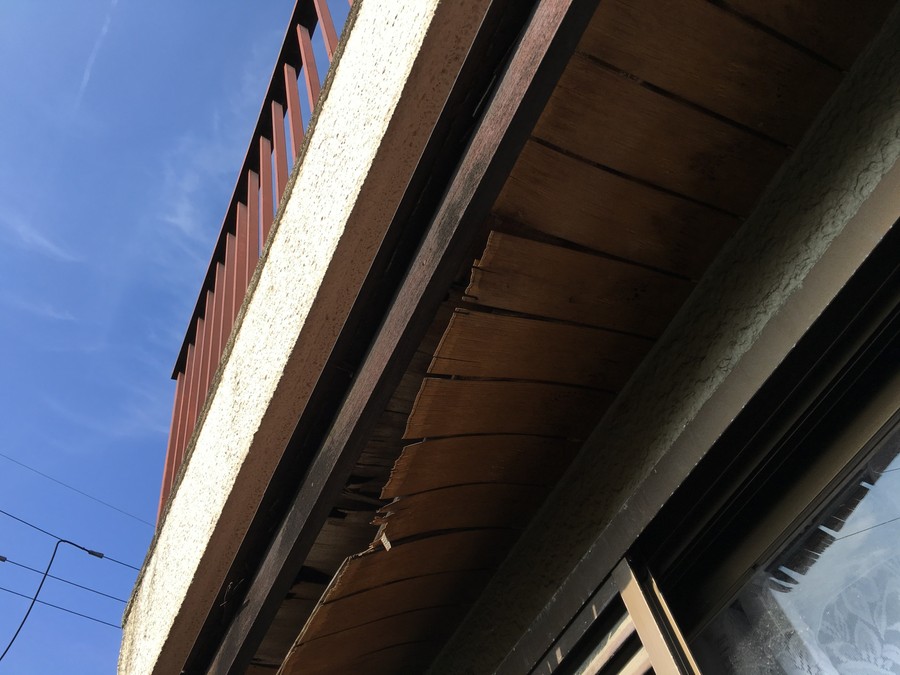 修理が必要な軒天（軒裏）