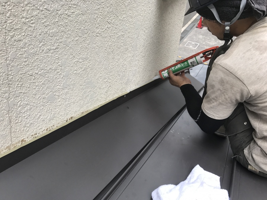 壁際の雨仕舞作業