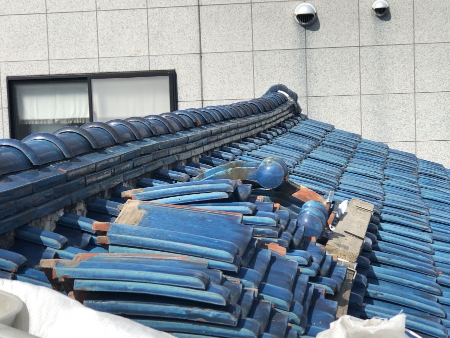 瓦を屋根に仮置き
