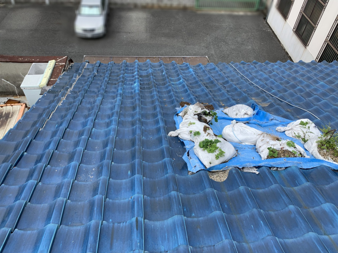 ブルーシートで覆われた瓦の割れた箇所