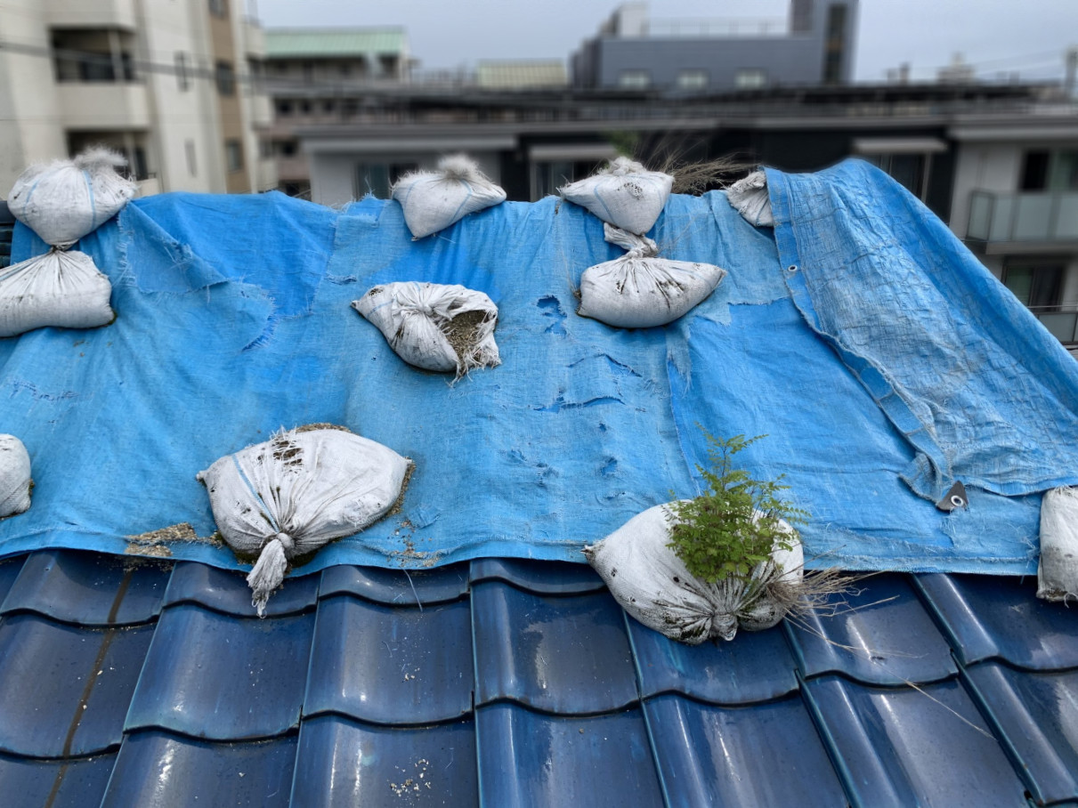 応急処置が施された瓦屋根