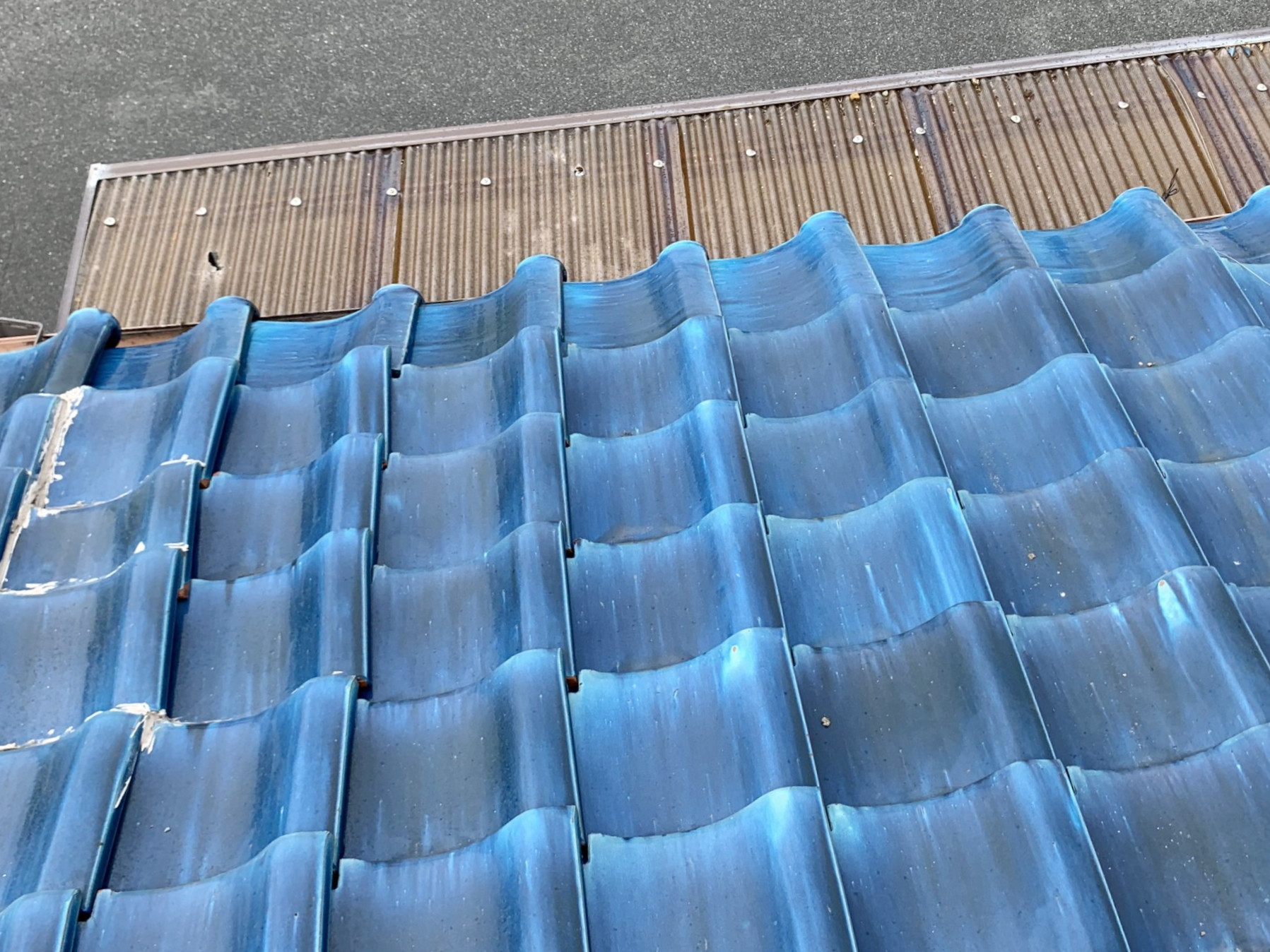 修理前の歪んだ軒先瓦