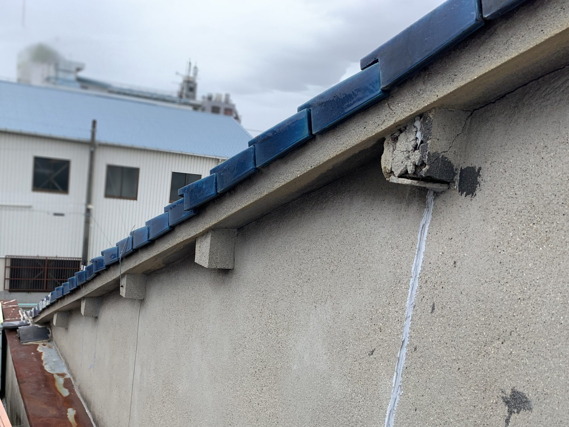 ガタガタにズレた屋根端の瓦